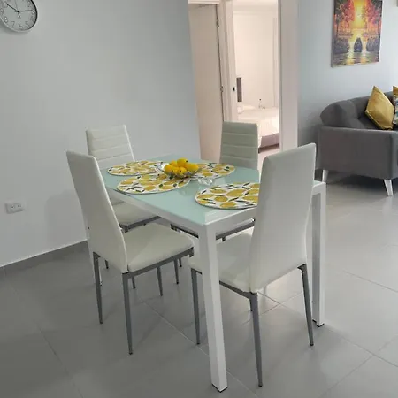 Apartamento Hermoso Apartamento, Con Vista Al Mar, En De Indias, Dos Cuartos *